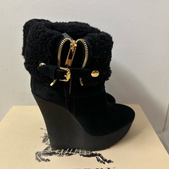 Burberry Brit Suede Shearling 130 Ankle Wedge Booties  35 EU / 5 US NIB - Picture 4 of 11